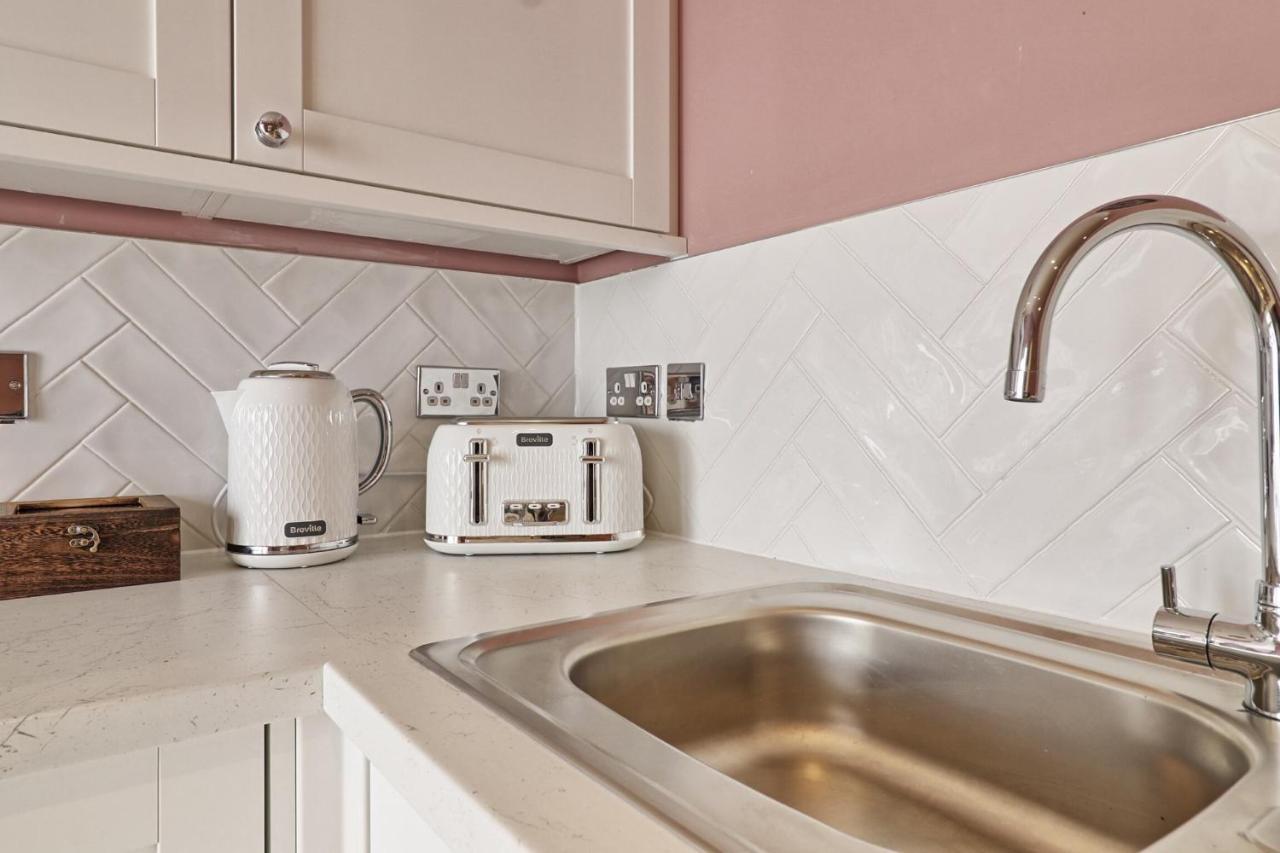 Urban Stylish Apartment - Southend Stays Экстерьер фото